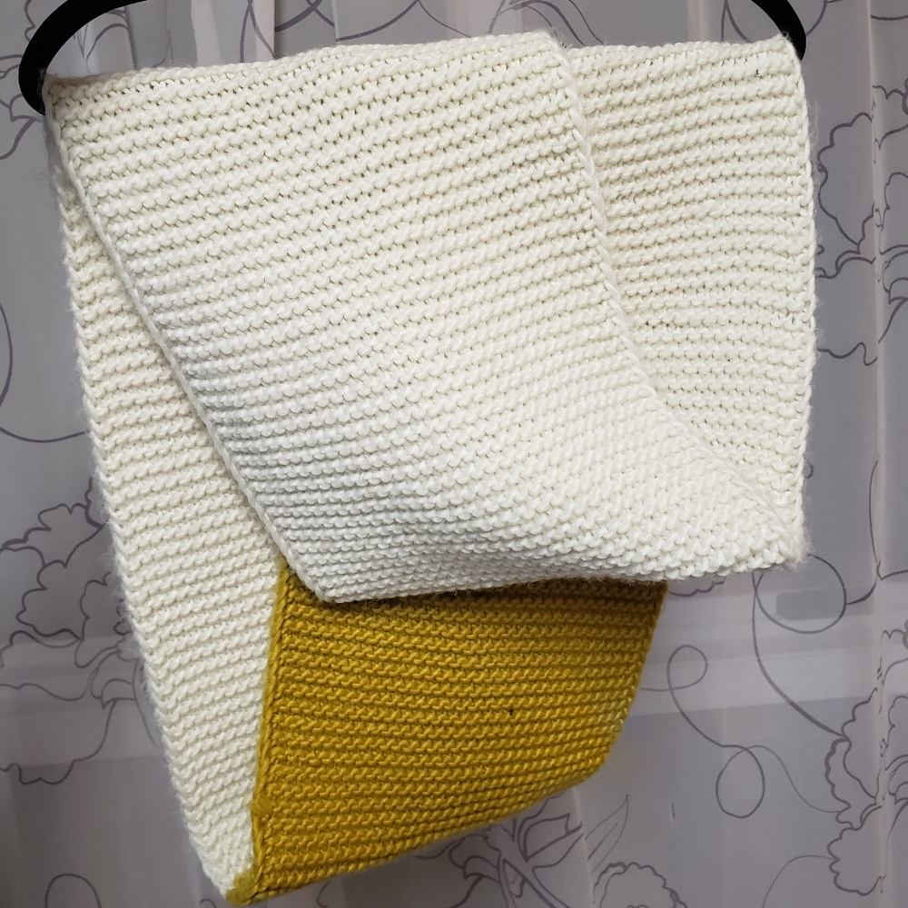 Knitted looped scarf